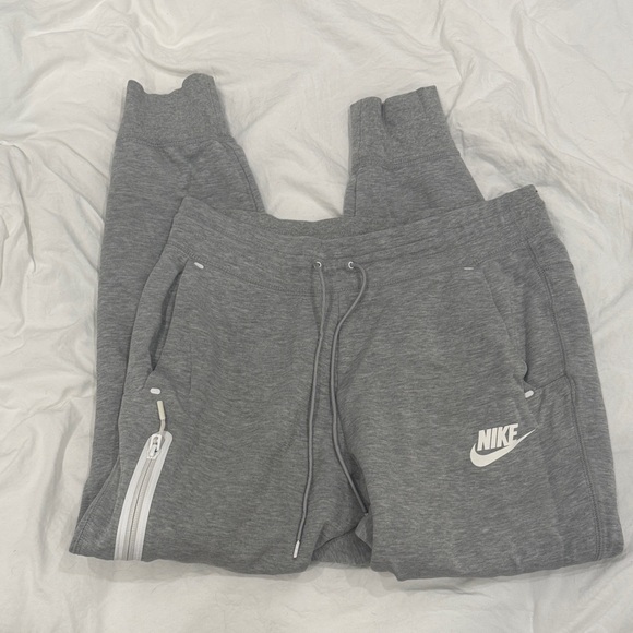 Nike women’s Sweatpants - Picture 1 of 4